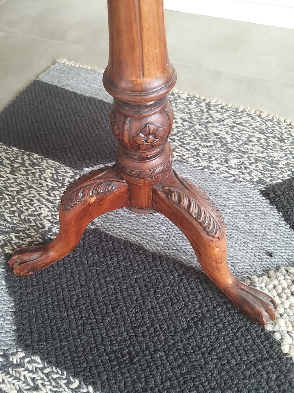 שולחן עתיק שולחן עתיק