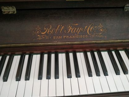 פסנתר בן 130 משופץ ומנגן