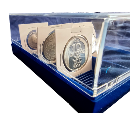 קופסת פלסטיק עבור אחסון ותצוגת 100 מטבעות בתוך הולדרים