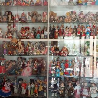 אוסף בובות מכל העולם