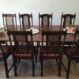 שולחן אוכל עתיק עם 10 כסאות קלועים
