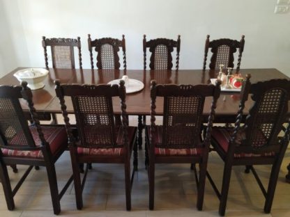 שולחן אוכל עתיק עם 10 כסאות קלועים