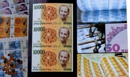 גיליון 3 שטרות מחוברים בעריך 10000 שקלים "גולדה מאיר" משנת 1984 בתוך פולדר מקורי של בנק ישראל