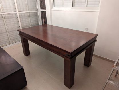 שולחן עץ גדול